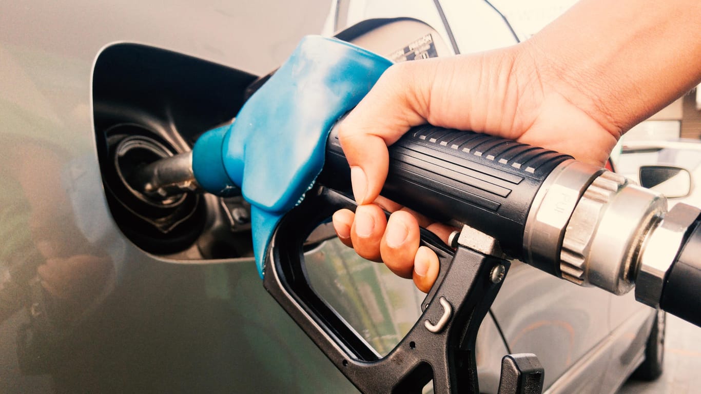 Kampfansage an Tankstellen: Kunden von Aldi-Süd können künftig an ausgewählten Filialen ihr Auto auftanken.