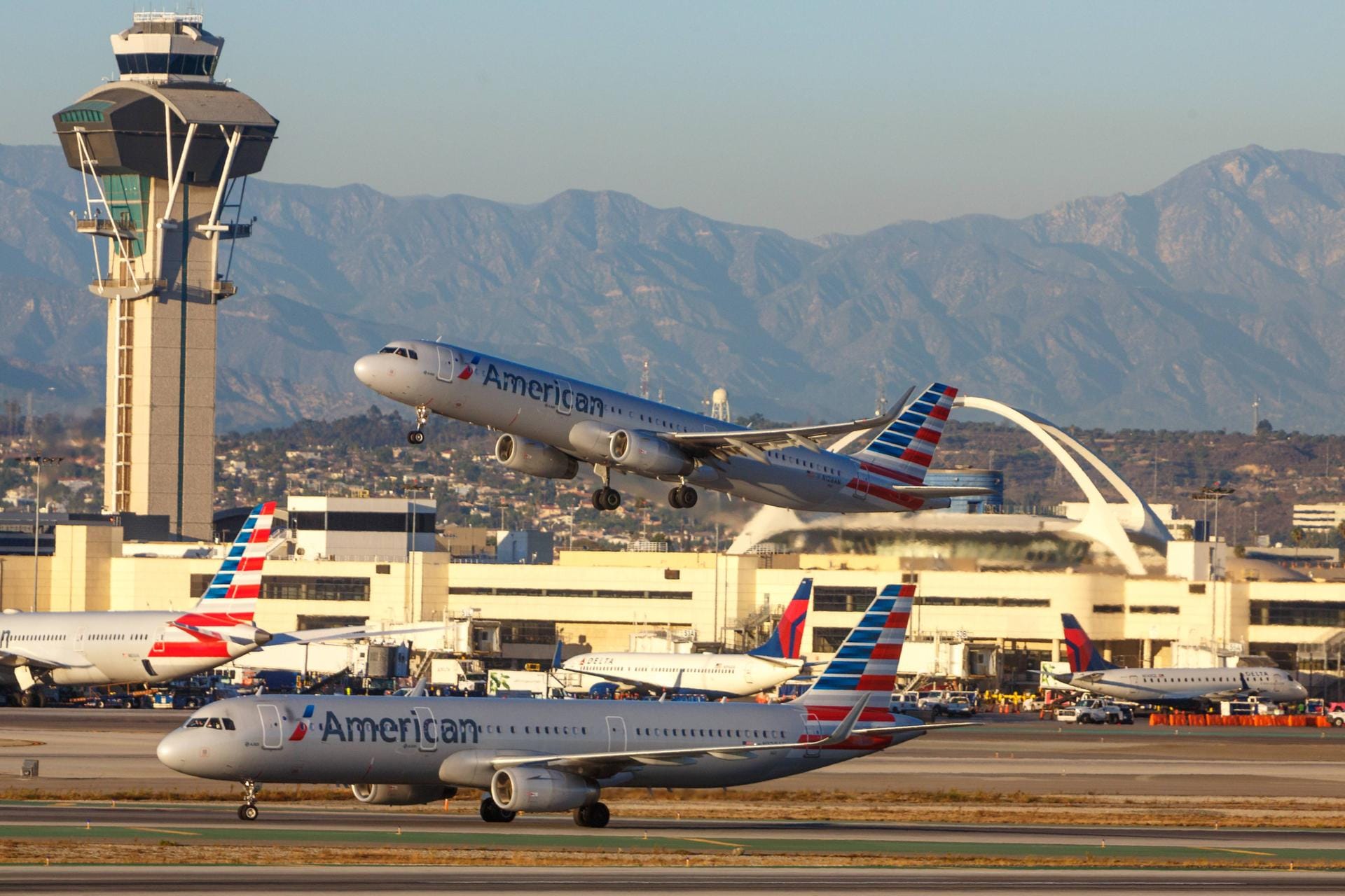 Ein Flugzeug beim Start am Flughafen in Los Angeles: Der Flughafen hat insgesamt neun Terminals.