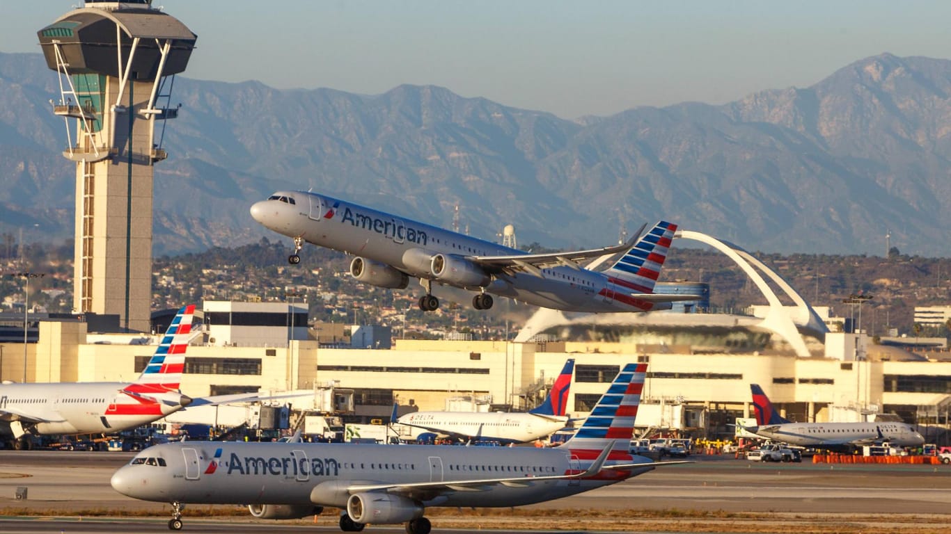 Ein Flugzeug beim Start am Flughafen in Los Angeles: Der Flughafen hat insgesamt neun Terminals.