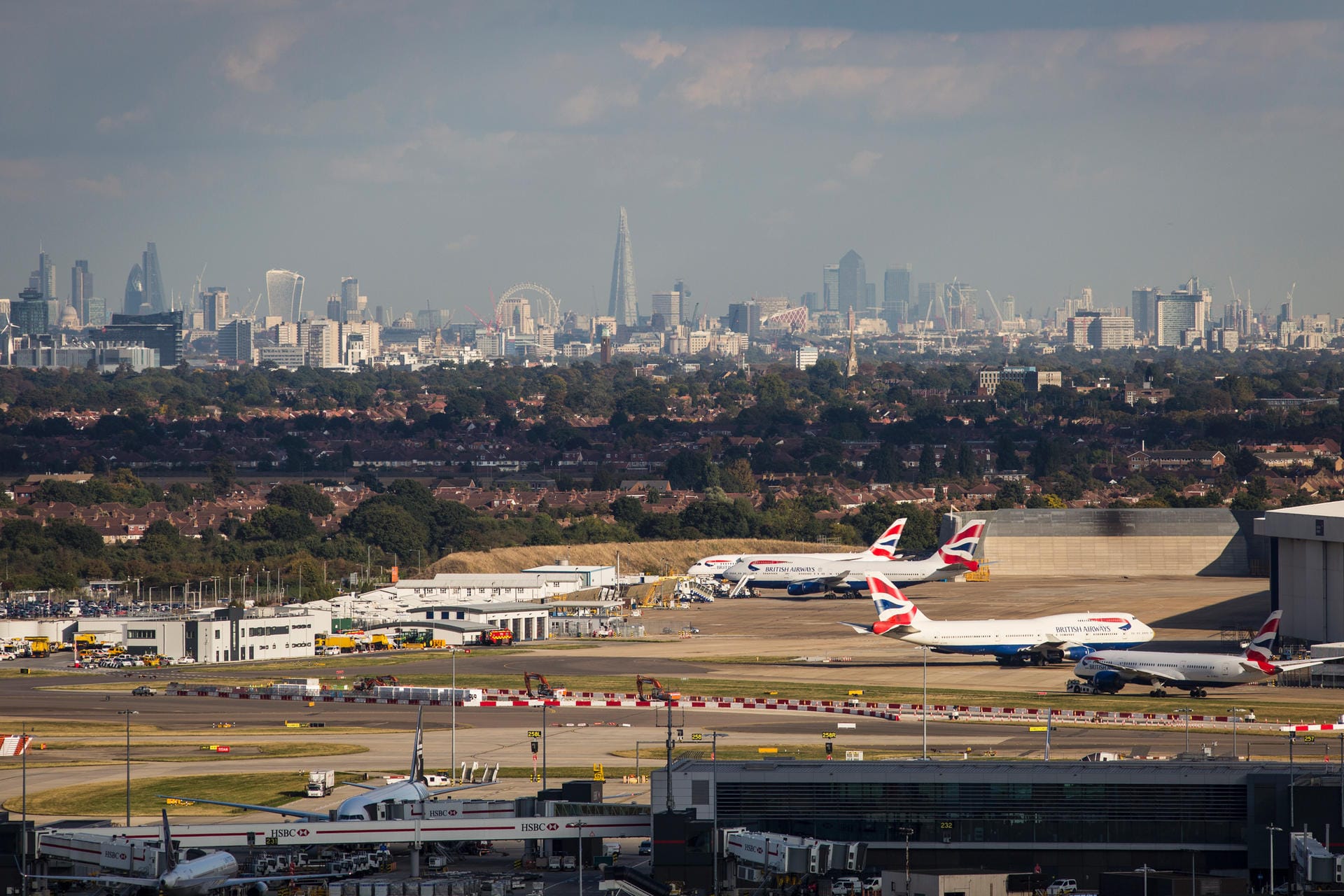 Flughafen London Heathrow: Im Hintergrund ist das 25 Kilometer entfernte London zu sehen.