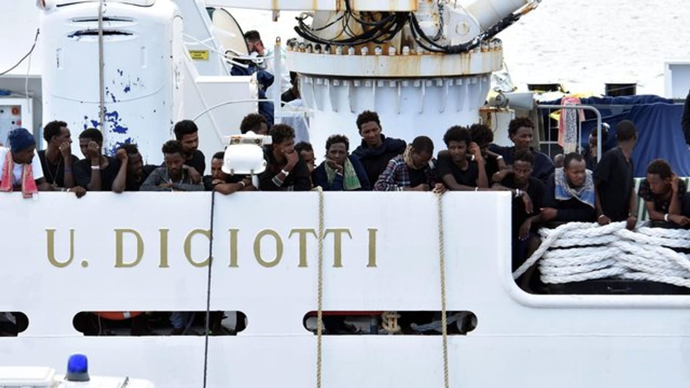 Flüchtlinge an Bord des Schiffes "Diciotti".