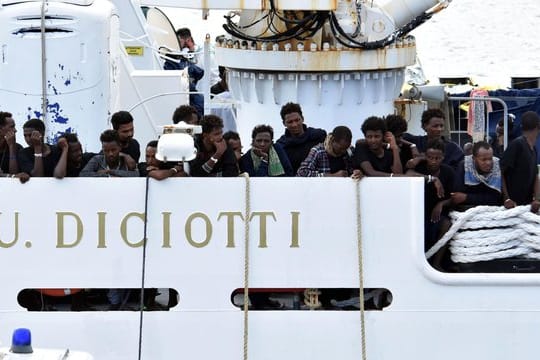 Flüchtlinge an Bord des Schiffes "Diciotti".