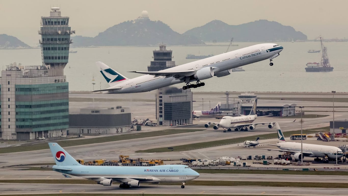 Ein Flugzeug der Cathay Pacific startet vom Flughafen in Hong Kong: Der Airport liegt auf einer Insel westlich der Stadt.