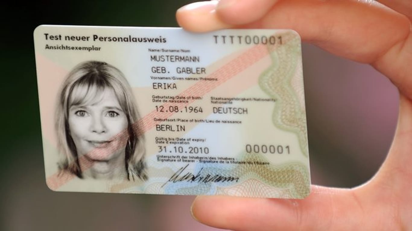 Kaum ein Bürger in Deutschland nutzt den neuen Personalausweis für Behördendienste im Internet.