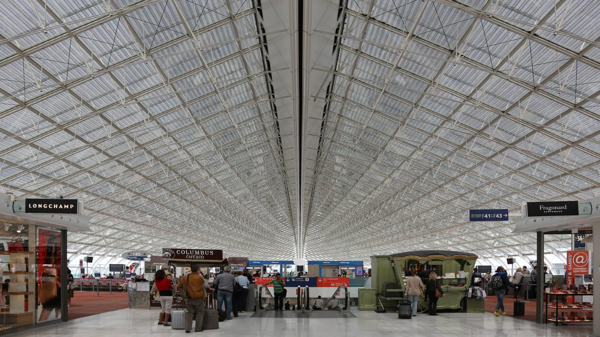 Innenansicht des Airports: Der Flughafen wurde nach einem französischen General benannt, der den Widerstand gegen die deutsche Besatzung anführte.