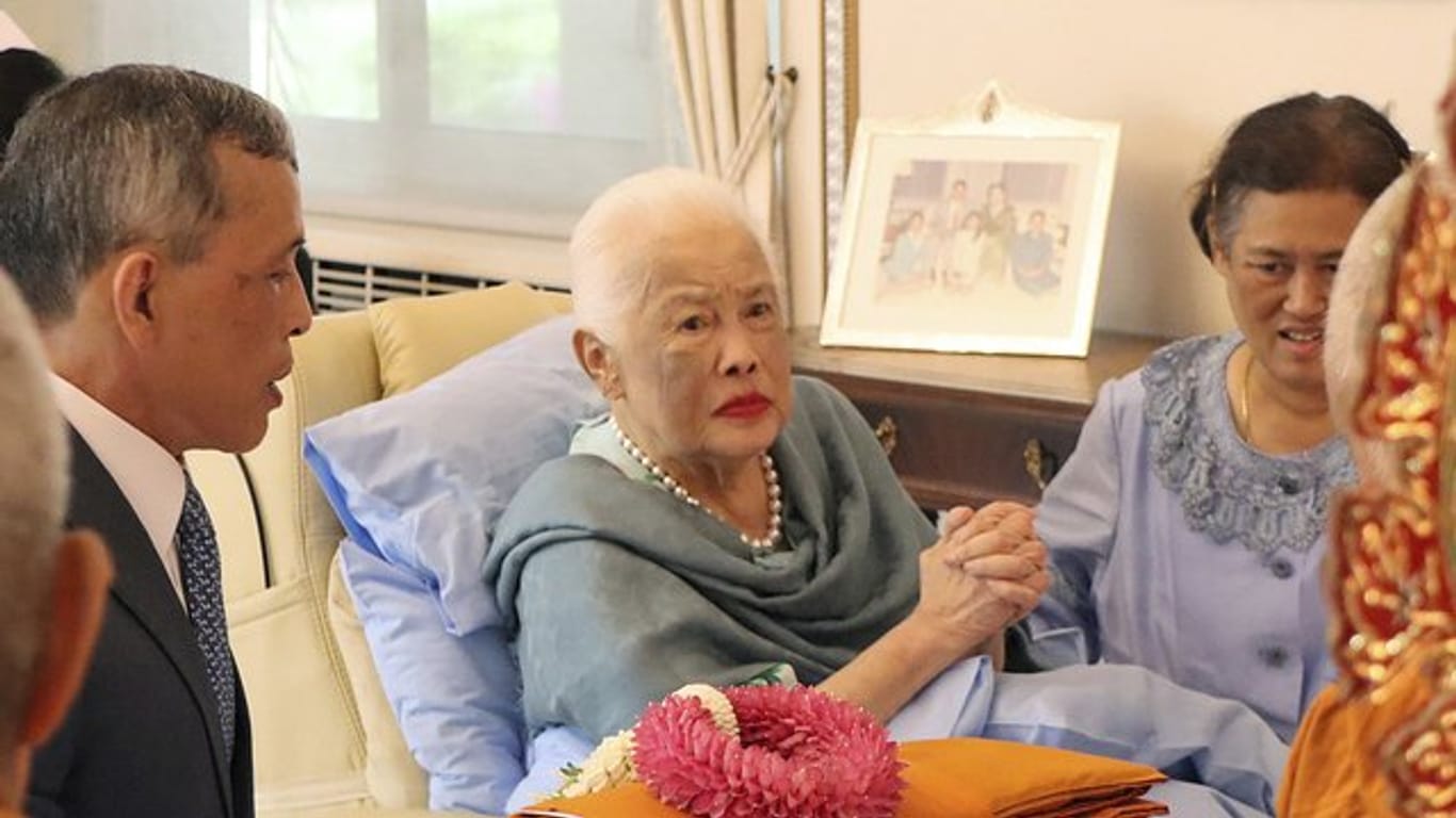 Königin Sirikit (M) am Tag ihres 86.