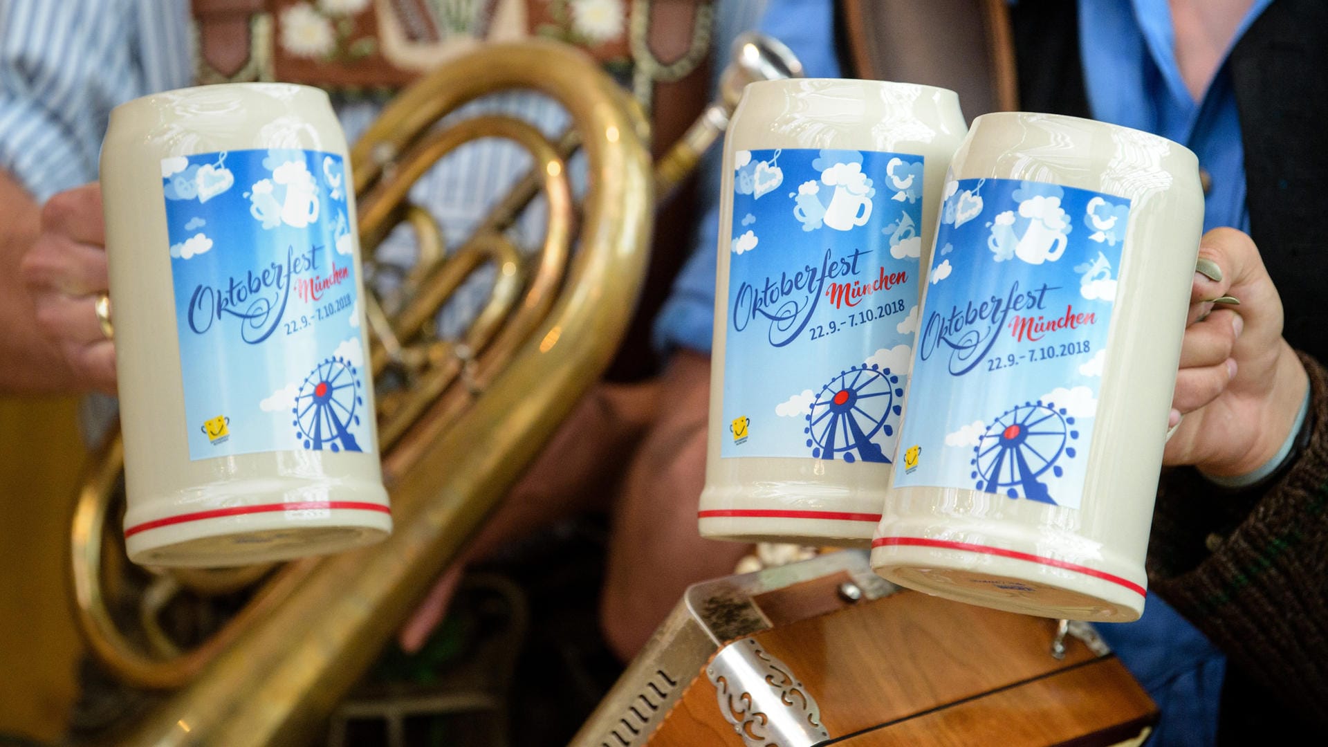 Wiesn-Maßkrug: Auf dem diesjährigen Wiesn-Maßkrug ist ein weißblauer Wolkenhimmel abgebildet. Das Oktoberfest geht dieses Jahr vom 22. September bis zum 07. Oktober.