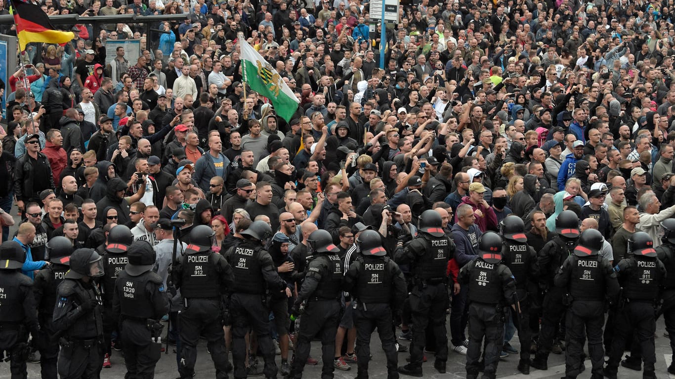 Mehrere Tausend Menschen hatten am Montag in Chemnitz demonstriert. Neonazis machten nur einen Teil der Demonstranten aus.