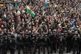 Mehrere Tausend Menschen hatten am Montag in Chemnitz demonstriert. Neonazis machten nur einen Teil der Demonstranten aus.
