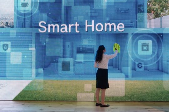 Linus Neumann vom Chaos Computer Club warnt in Bezug auf das Smart Home: "Produkte wie der Herd oder die Spülmaschine werden zu den neuen Datenquellen der großen Konzerne.