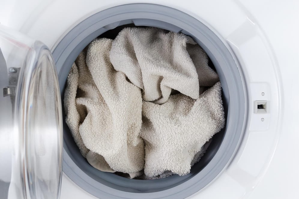 Wäschetrockner: Wer ihn oft benutzt, muss regelmäßig das Flusensieb reinigen.
