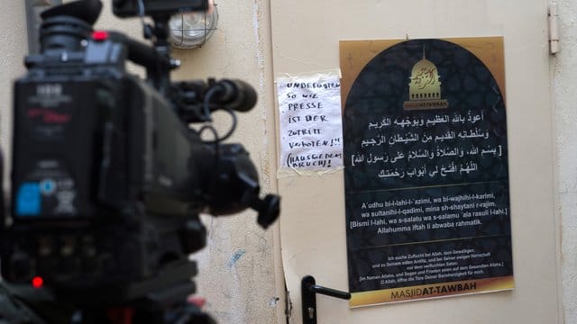 Nicht nur im Blickpunkt von TV-Kameras: die Fussilet-Moschee in Berlin-Moabit. Nicht nur im Blickpunkt von TV-Kameras: die Fussilet-Moschee in Berlin-Moabit.