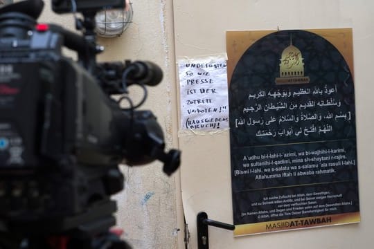 Nicht nur im Blickpunkt von TV-Kameras: die Fussilet-Moschee in Berlin-Moabit.
