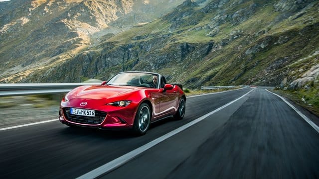Auch den jetzt überarbeiteten Roadster MX-5 baut Mazda weiterhin mit Softtop oder als MX-5 RF mit versenkbarem Hardtop. Auch den jetzt überarbeiteten Roadster MX-5 baut Mazda weiterhin mit Softtop oder als MX-5 RF mit versenkbarem Hardtop.