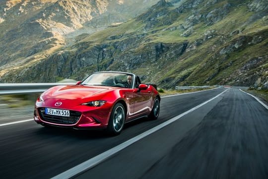 Auch den jetzt überarbeiteten Roadster MX-5 baut Mazda weiterhin mit Softtop oder als MX-5 RF mit versenkbarem Hardtop.
