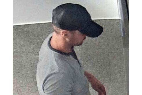 Fahndungsfoto der Polizei Sachsen: Nach dem Mann auf dem Foto einer Überwachungskamera wird derzeit gefahndet. Er wird verdächtigt, mit dem Tod einer Seniorin in Verbindung zu stehen.