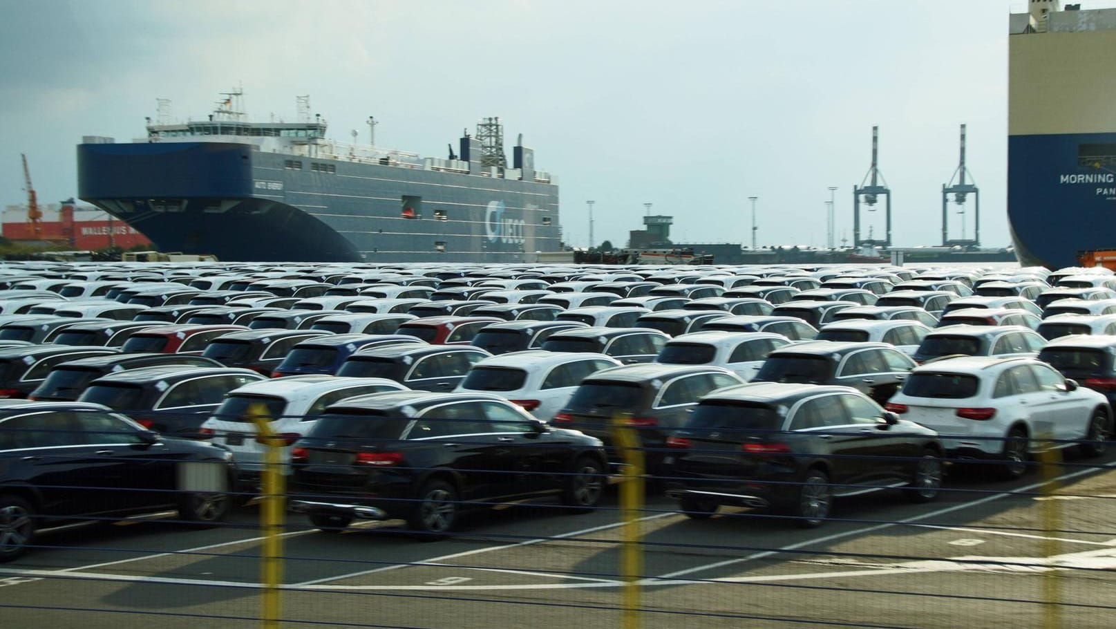 Autoterminal in Bremerhaven: EU und USA streiten seit Monaten über Autozölle.