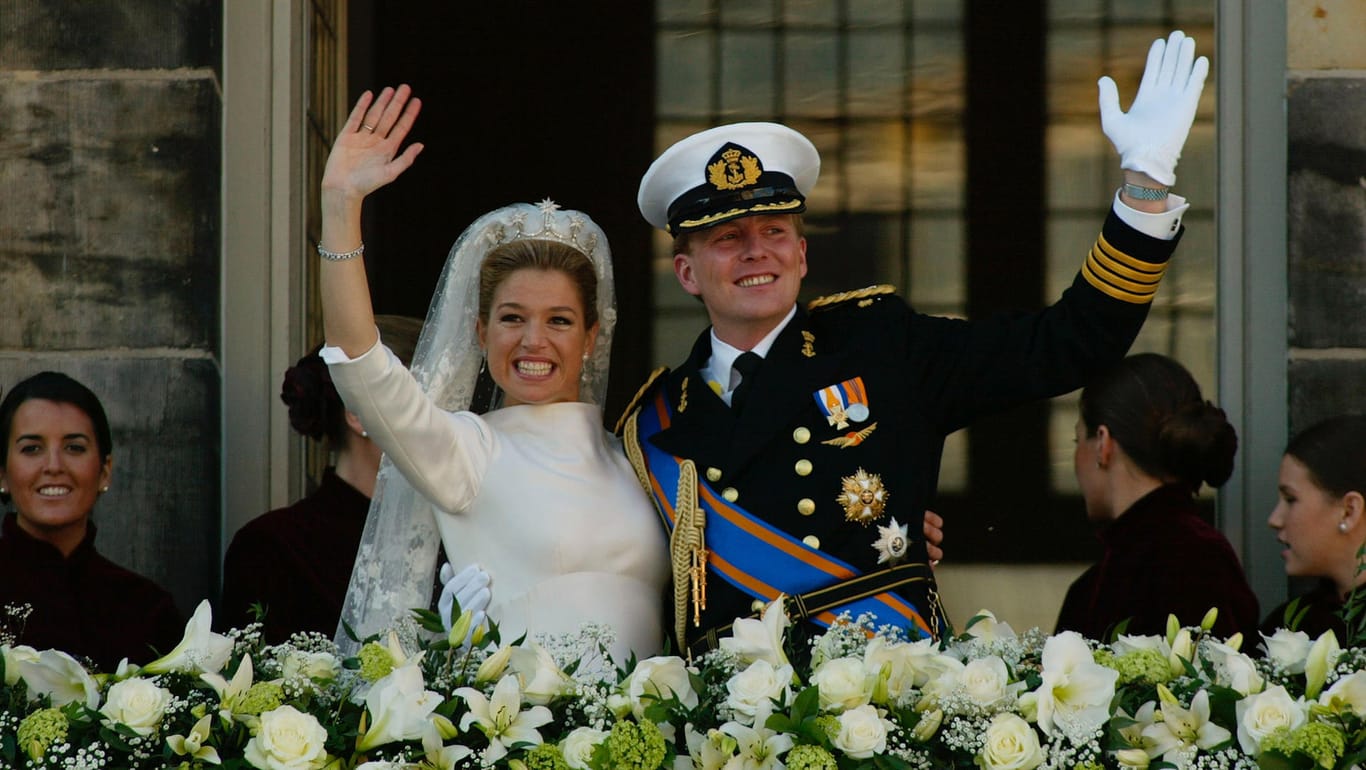 Hier sie strahlte sie wieder: Máxima und Willem-Alexander winken nach ihrer Trauungszeremonie im Jahr 2002 der Menschenmenge zu.