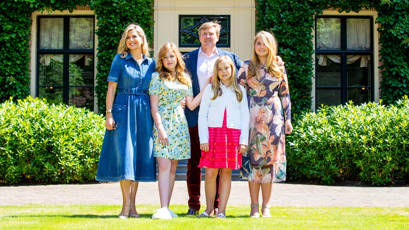 Posieren für das Familienfoto: Máxima und Willem-Alexander mit ihren drei Töchtern.