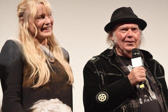 Daryl Hannah und Neil Young: Die beiden sind seit 2014 ein Paar.