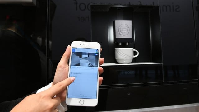 Das Handy startet die Kaffeemaschine: Bei immer mehr Geräten lässt sich von einer App aus beispielsweise die Kaffeestärke einstellen.