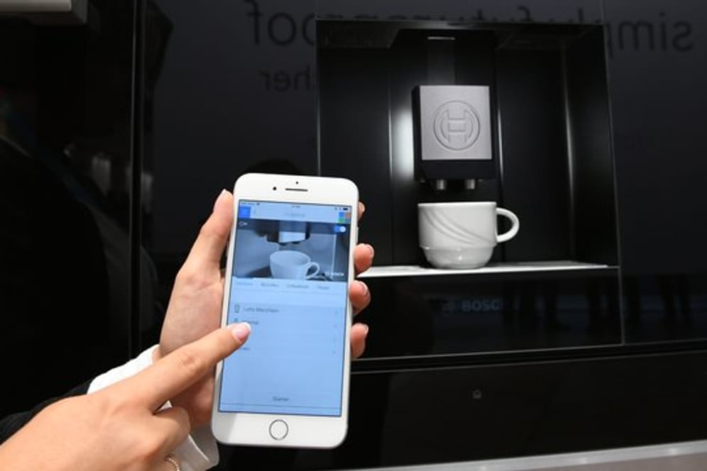 Das Handy startet die Kaffeemaschine: Bei immer mehr Geräten lässt sich von einer App aus beispielsweise die Kaffeestärke einstellen.