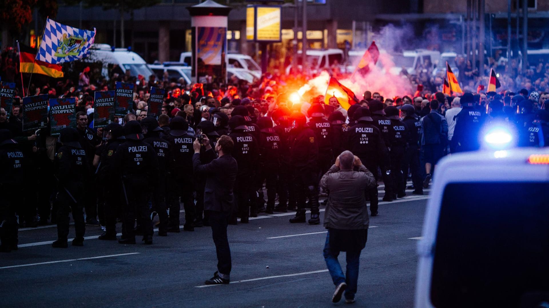 Chemnitz: In der sächsischen Stadt kam es zu schweren Ausschreitungen nach der Tötung eines 35-jährigen.