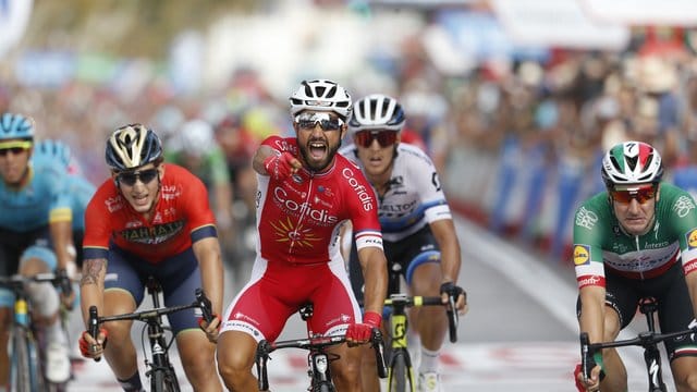 Der Franzose Nacer Bouhanni jubelt, nachdem er die Ziellinie der 6.