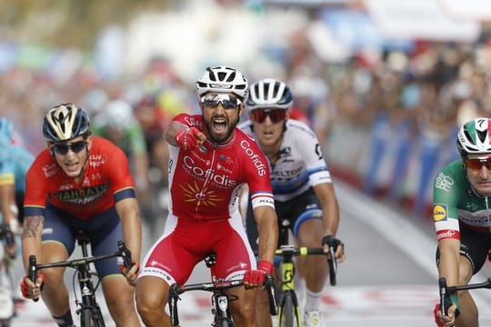 Der Franzose Nacer Bouhanni jubelt, nachdem er die Ziellinie der 6.