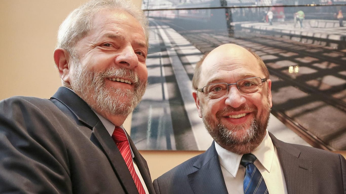 Martin Schulz rifft Luiz Inacio Lula da Silva im Instituto Lula: Der frühere SPD-Vorsitzende besuchte den inhaftierten, aber für die Präsidentschaftswahl in Umfragen führenden Ex-Präsidenten Brasiliens im Gefängnis.