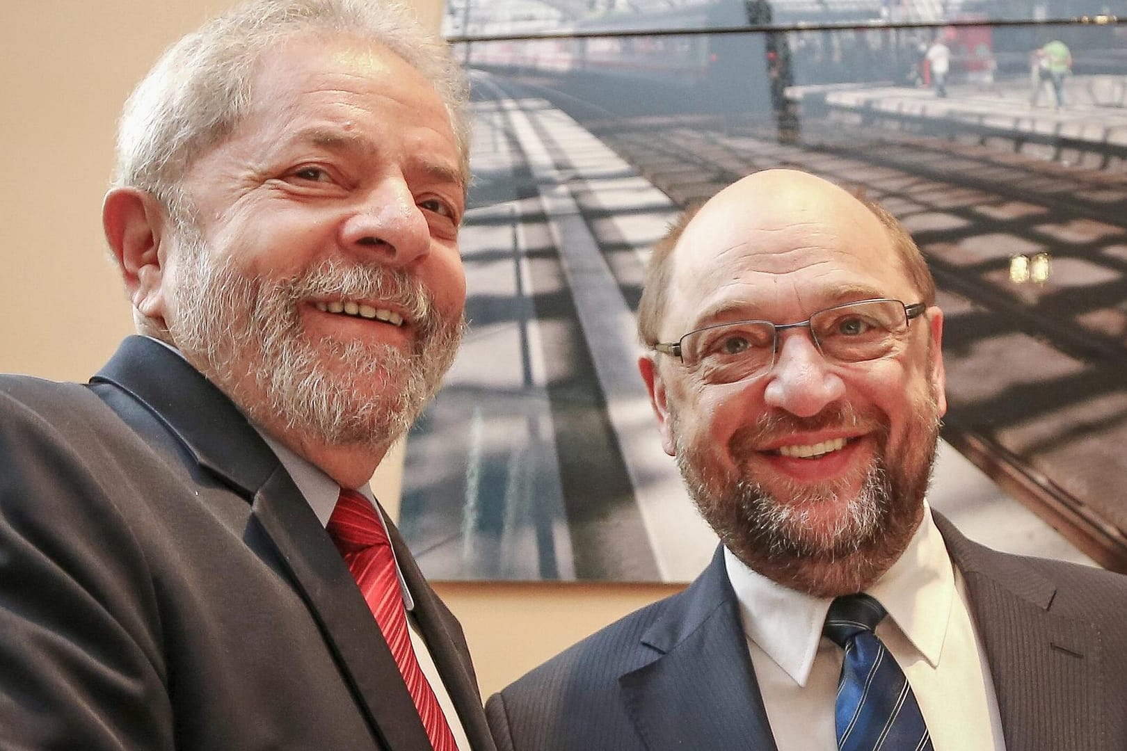 Martin Schulz rifft Luiz Inacio Lula da Silva im Instituto Lula: Der frühere SPD-Vorsitzende besuchte den inhaftierten, aber für die Präsidentschaftswahl in Umfragen führenden Ex-Präsidenten Brasiliens im Gefängnis.