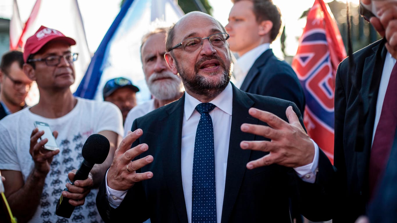Ex-SPD-Chef Schulz bei Lula: "Ich habe einen sehr mutigen und kämpferischen Mann hier besucht", sagte Schulz vor dem Gefängnis im südbrasilianischen Curitiba mit Blick auf den in Umfragen für die Präsidentschaftswahl führenden Lula.