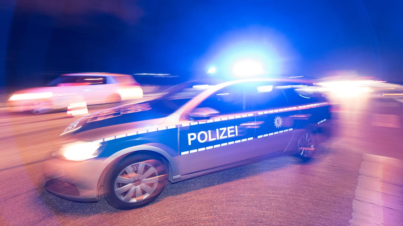 Ein Polizeifahrzeug mit Blaulicht: In Thüringen und Mecklenburg-Vorpommern hat es zwei brutale Angriffe auf Migranten gegeben.