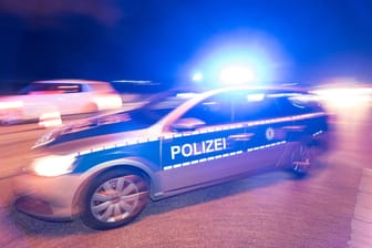 Ein Polizeifahrzeug mit Blaulicht: In Thüringen und Mecklenburg-Vorpommern hat es zwei brutale Angriffe auf Migranten gegeben.