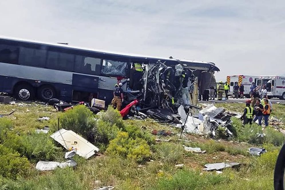 Bei einem schweren Busunglück im US-Staat New Mexico sind mehrere Menschen ums Leben gekommen.