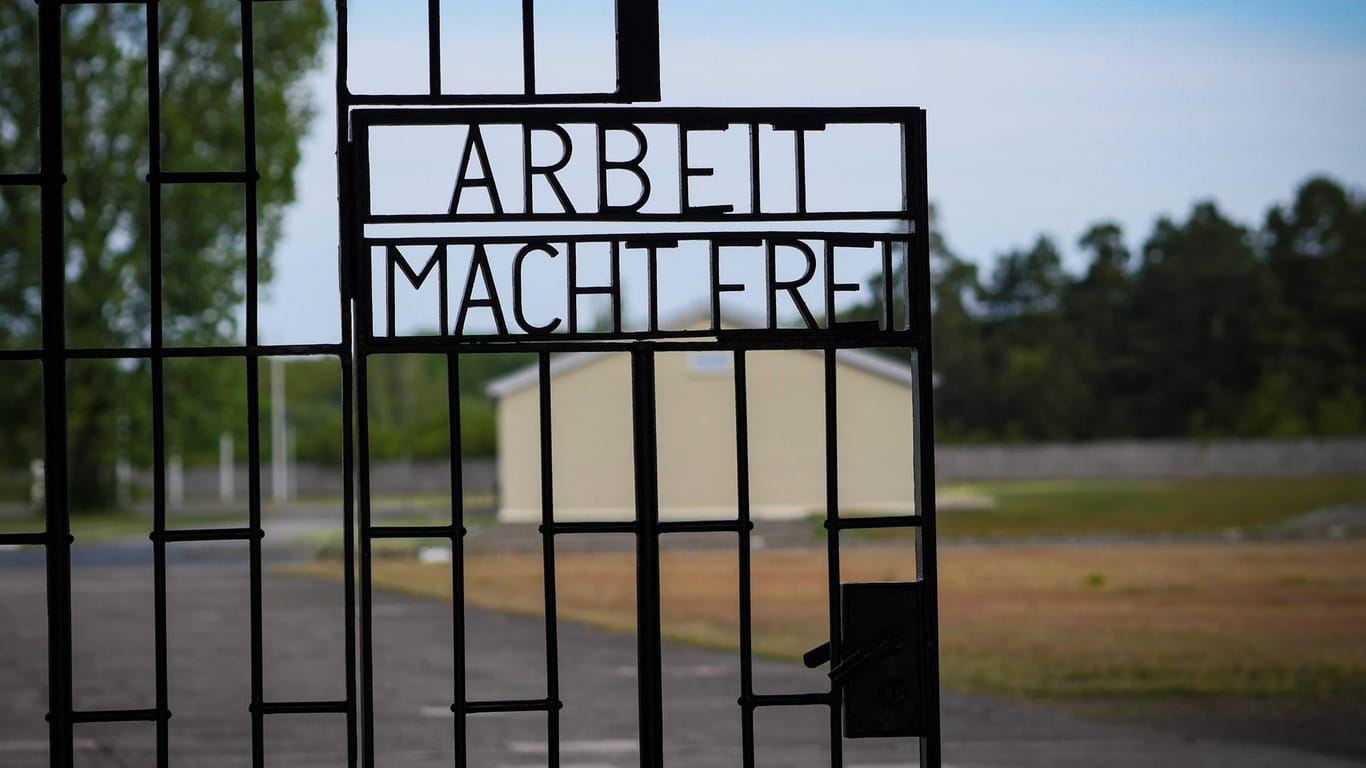 Das Tor der KZ-Gedenkstätte Sachsenhausen: Die AfD-Besucher störten und unterbrachen so oft, bis der Referent seinen Vortrag abbrach.