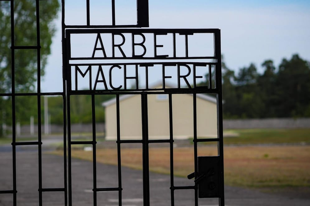 Das Tor der KZ-Gedenkstätte Sachsenhausen: Die AfD-Besucher störten und unterbrachen so oft, bis der Referent seinen Vortrag abbrach.