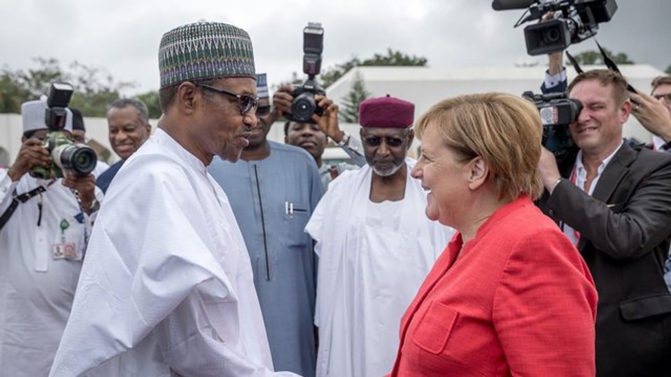 Bundeskanzlerin Angela Merkel wird in Abuja vom nigerianischen Präsidenten Muhammadu Buhari begrüßt.