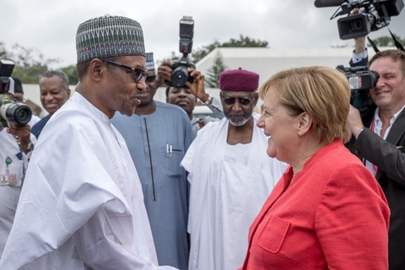 Bundeskanzlerin Angela Merkel wird in Abuja vom nigerianischen Präsidenten Muhammadu Buhari begrüßt.