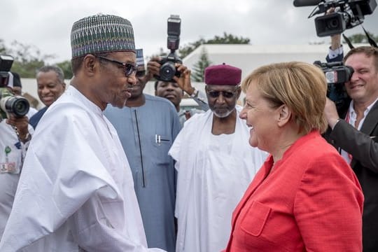 Bundeskanzlerin Angela Merkel wird in Abuja vom nigerianischen Präsidenten Muhammadu Buhari begrüßt.