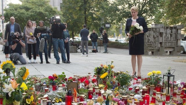 Bundesfamilienministerin Franziska Giffey legt am Tatort in Chemnitz einen Strauß Blumen nieder. Bundesfamilienministerin Franziska Giffey legt am Tatort in Chemnitz einen Strauß Blumen nieder.