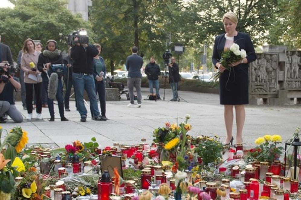 Bundesfamilienministerin Franziska Giffey legt am Tatort in Chemnitz einen Strauß Blumen nieder.