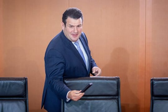 Das Ressort von Sozialminister Hubertus Heil will Geld, das in Bayern aus Heils Sicht zuviel an Bezieher von Hartz-IV-Leistungen gezahlt wird, von bayerischen Kommunen zurückfordern.