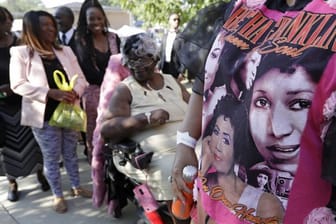 Menschen stehen an, um an der Trauerfeier für Aretha Franklin im Greater Grace Temple in Detroit teilzunehmen.