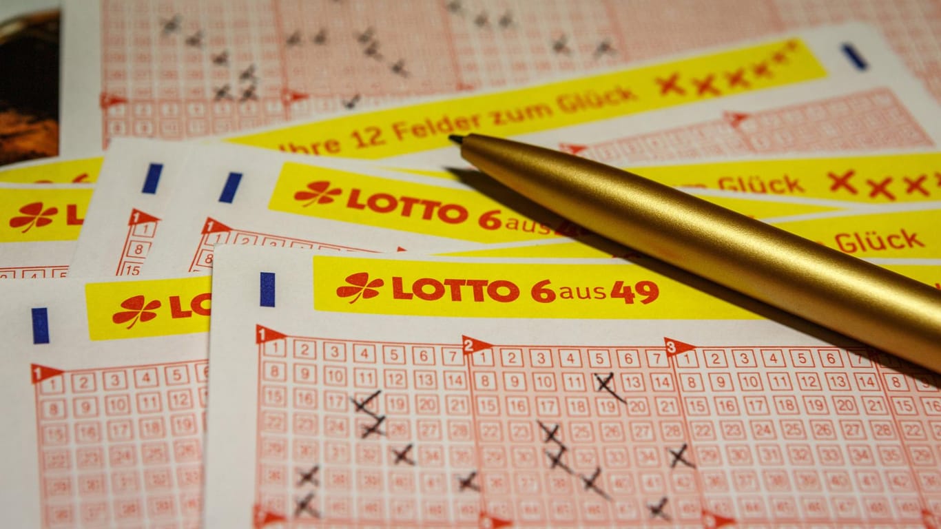 Lottoschein "6aus49": Wer am kommenden Samstag die richtigen Zahlen tippt, kann 25 Millionen Euro gewinnen.