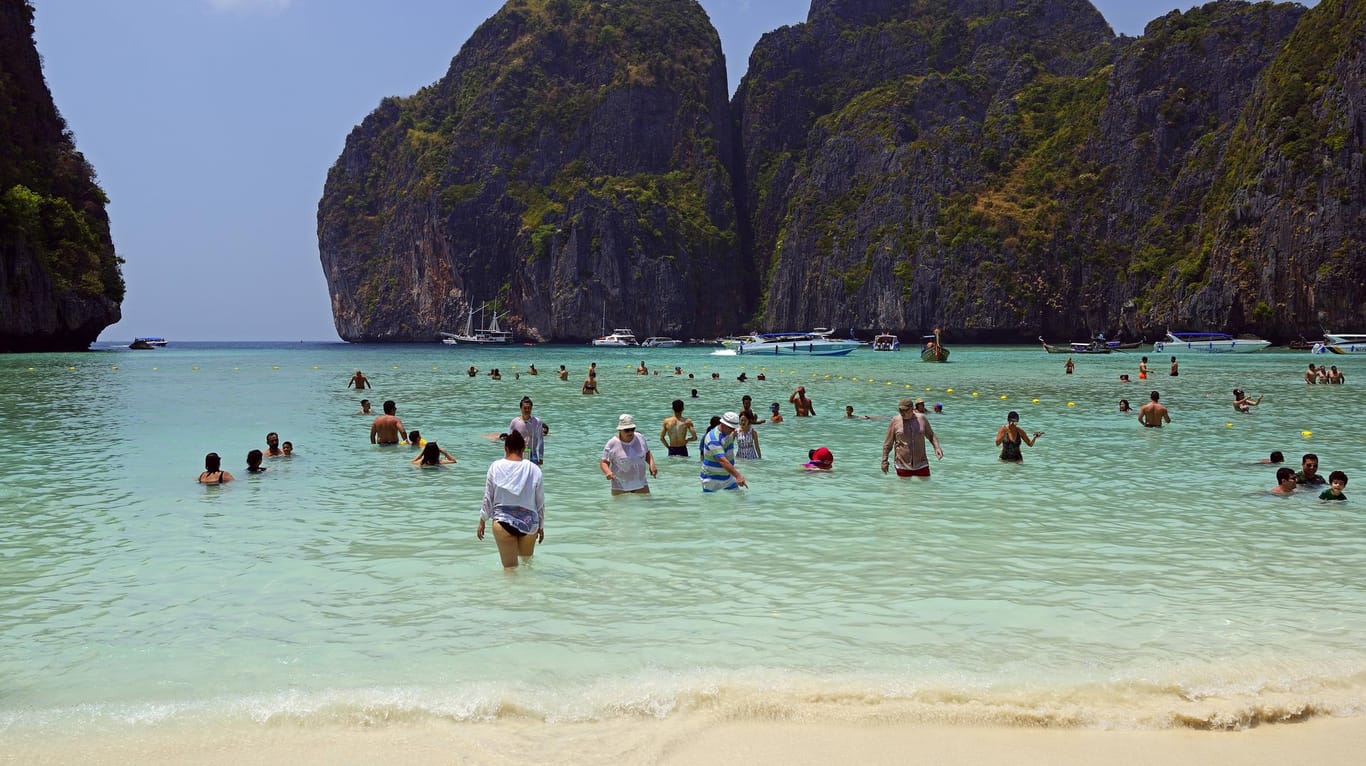 Touristen auf der thailändischen Insel Koh Phi Phi: Bei einem Strandspaziergang auf der Ferieninsel ist ein deutscher Tourist bei einem Sturz verunglückt.