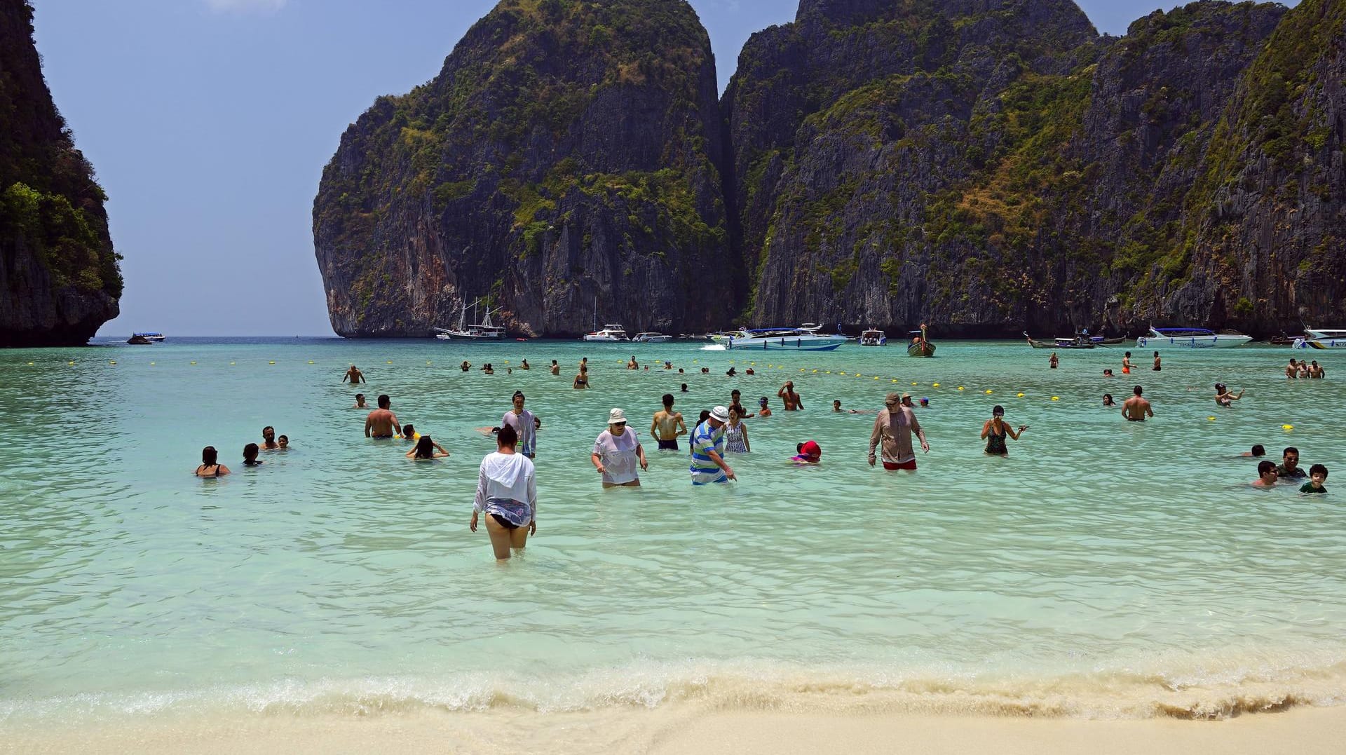 Touristen auf der thailändischen Insel Koh Phi Phi: Bei einem Strandspaziergang auf der Ferieninsel ist ein deutscher Tourist bei einem Sturz verunglückt. Touristen auf der thailändischen Insel Koh Phi Phi: Bei einem Strandspaziergang auf der Ferieninsel ist ein deutscher Tourist bei einem Sturz verunglückt.