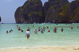 Touristen auf der thailändischen Insel Koh Phi Phi: Bei einem Strandspaziergang auf der Ferieninsel ist ein deutscher Tourist bei einem Sturz verunglückt.