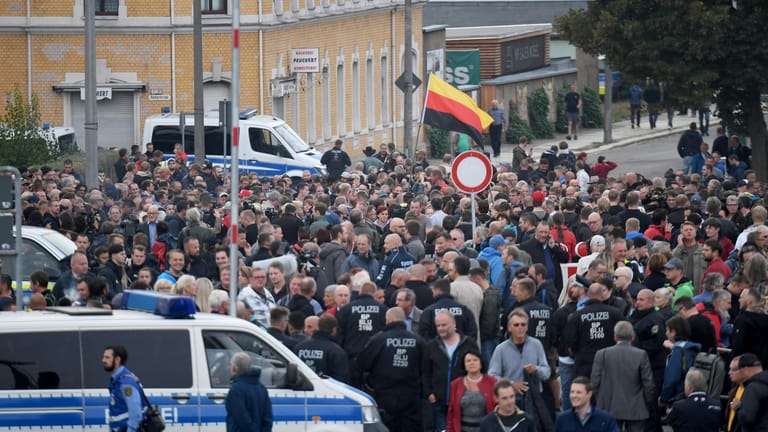 Chemnitz, Donnerstagabend: Demonstranten mit einer Deutschlandfahne versammeln sich vor dem Stadion vom Chemnitzer FC.