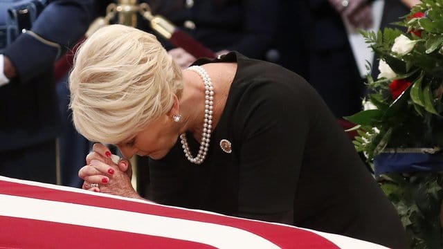 Cindy McCain, die Witwe des verstorbenen US-Senators John McCain, verneigt sich vor dem im Kapitol aufgebahrten Sarg. Cindy McCain, die Witwe des verstorbenen US-Senators John McCain, verneigt sich vor dem im Kapitol aufgebahrten Sarg.